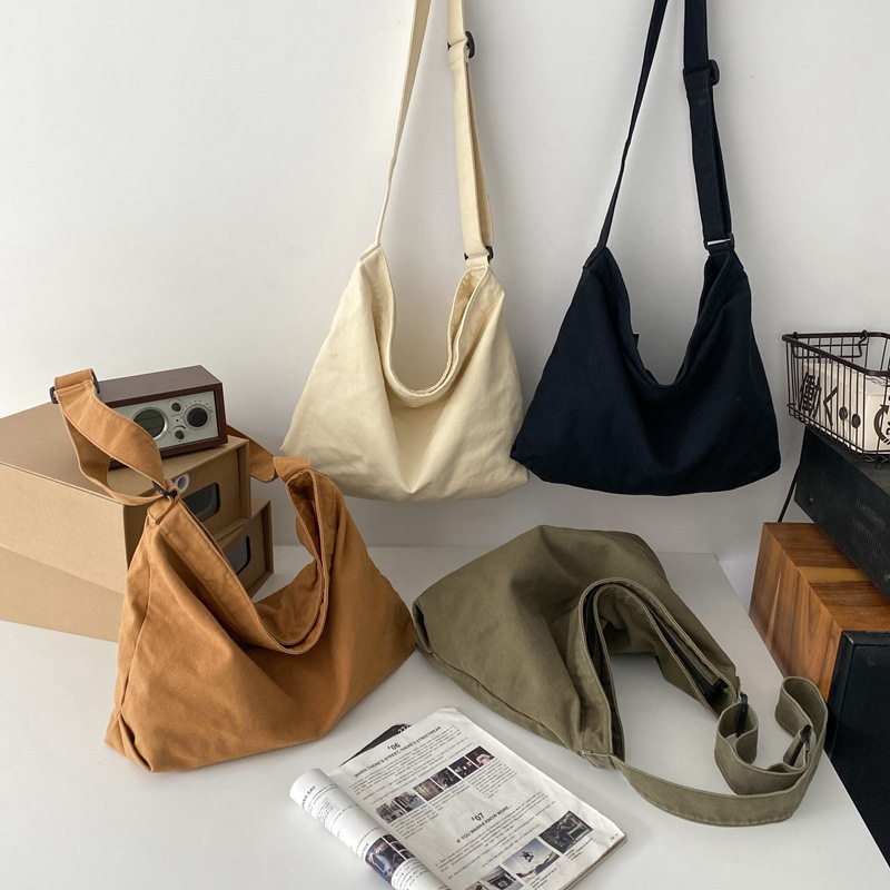 This is a new Japanese streetwear single-shoulder bag for women in 2022, featuring a laid-back style and a solid color, muji retro washed canvas bag Specification drawing