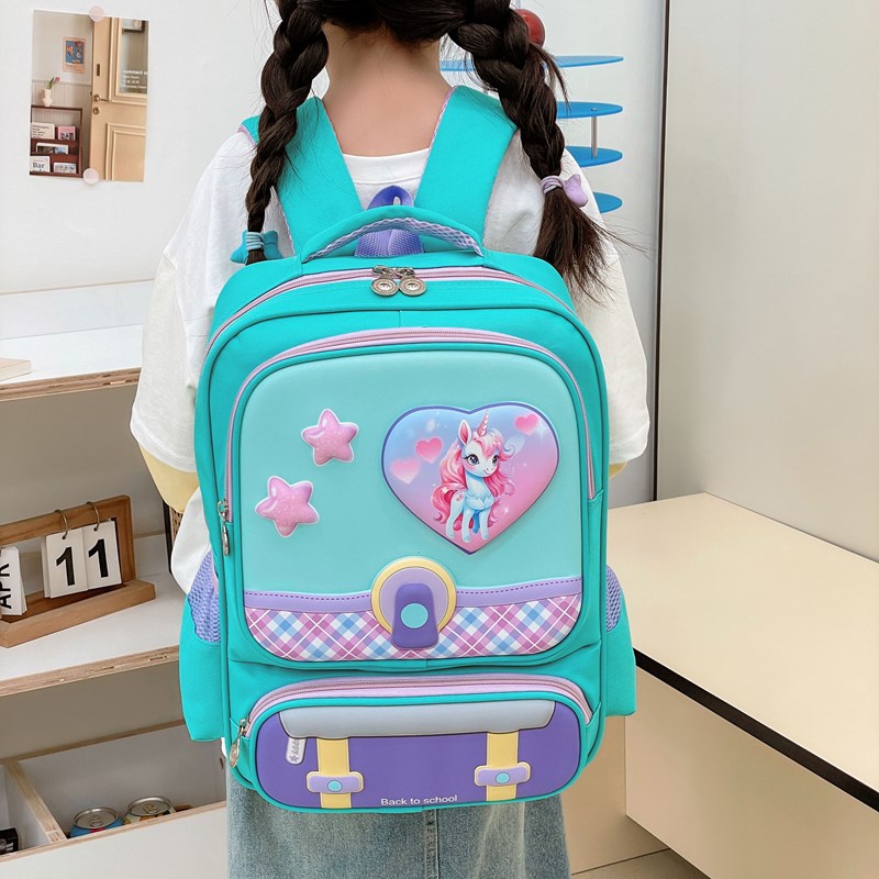 The new cross-border large-capacity schoolbag reduces the burden on primary school students, children, girls and boys. The cartoon backpack on both shoulders is lightweight Application Scenario