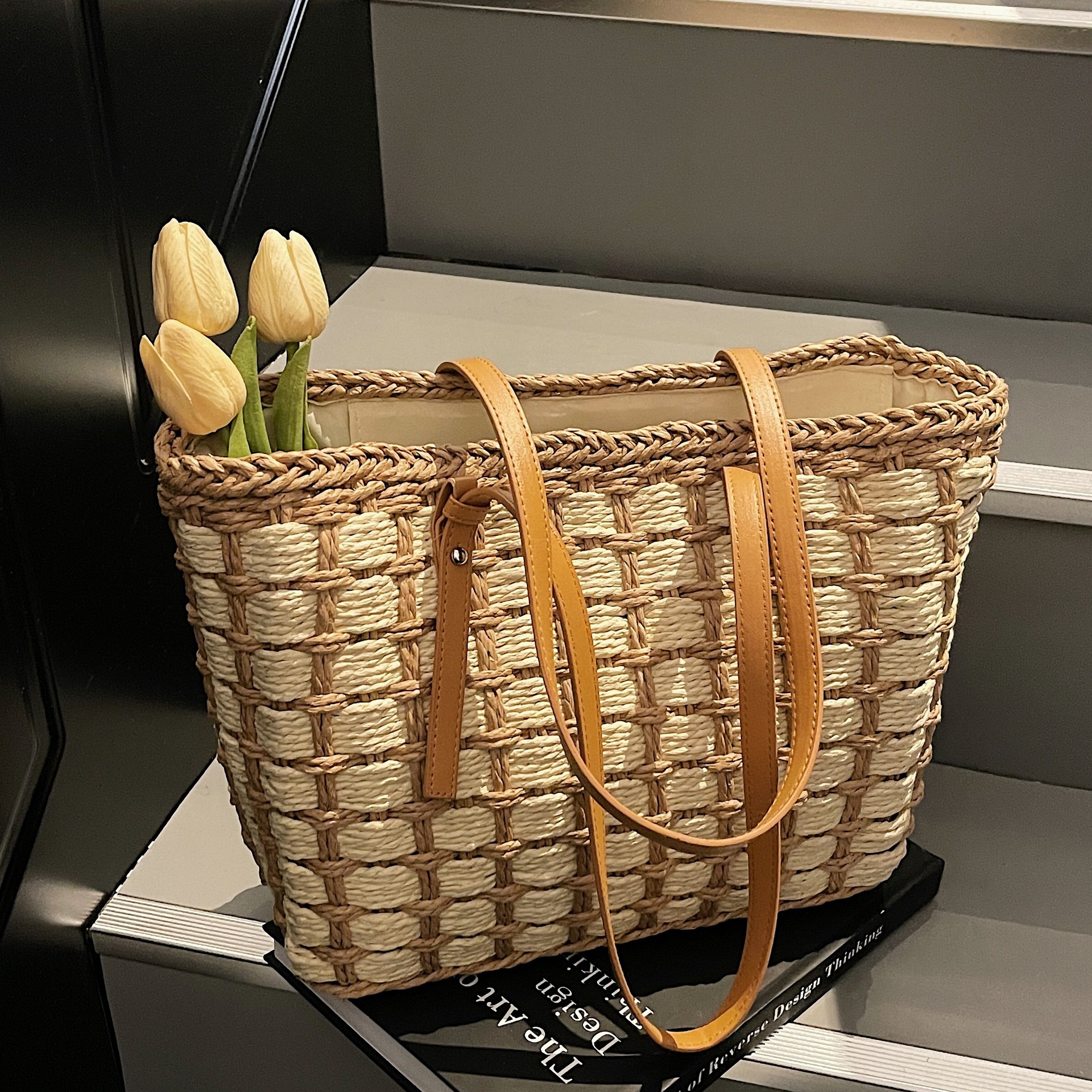 Large-capacity straw woven bag for women, 2025 new style, trendy Korean style, simple and fashionable hand-held shoulder bag, woven bag, tote bag full figure