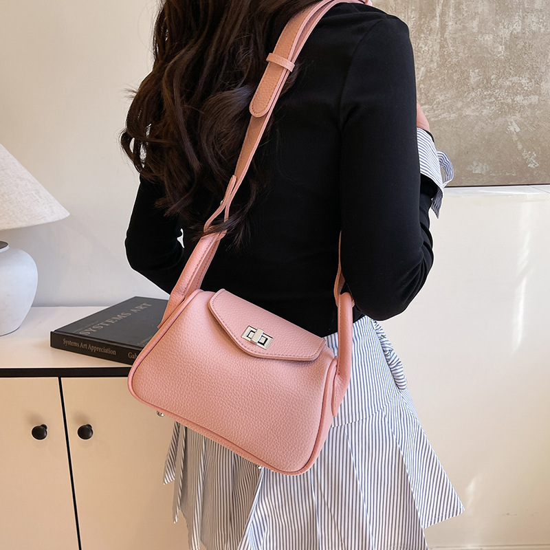 This high-end, niche design handbag is a new style for women in 2025. It is stylish, versatile, casual and simple. It is a single-shoulder crossbody bag details Picture