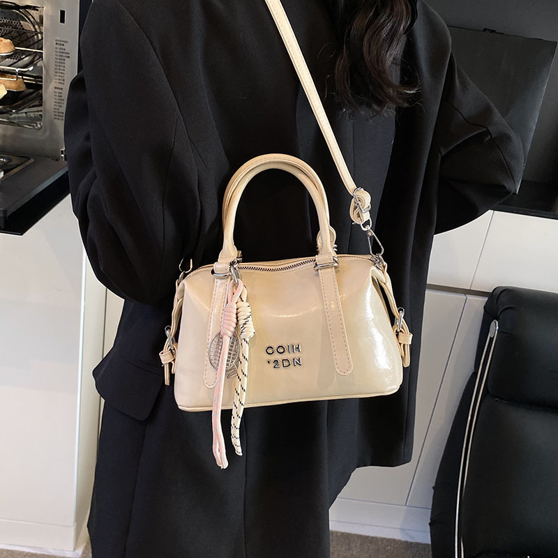 Korean retro and trendy hand-held small square bag 2025 new solid color single-shoulder bag, high-end and elegant crossbody women's bag full figure