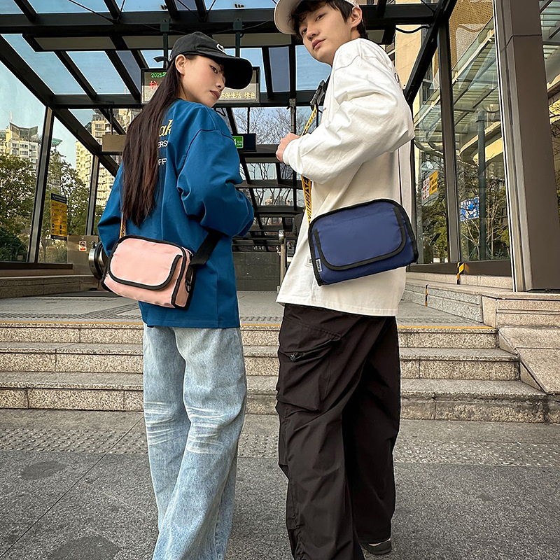 2025 New style fashionable couple single-shoulder bag with high appearance level, solid color, cool and trendy three-dimensional single-shoulder crossbody bag, casual bag details Picture