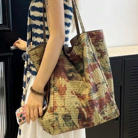 Summer's new trendy fabric backpack, camouflage dazzling, large-capacity, lightweight, simple and fashionable backpack full figure