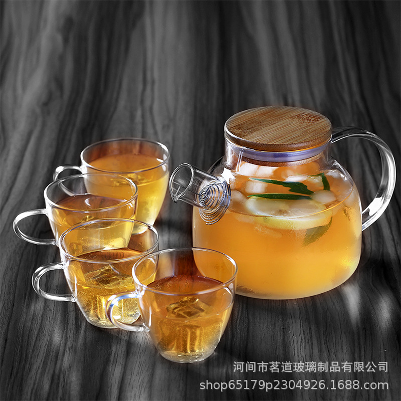 Large-capacity high borosilicate glass cold water bottle, household and dining room glass cold water bottle, wooden lid with handle, juice bottle Application Scenario