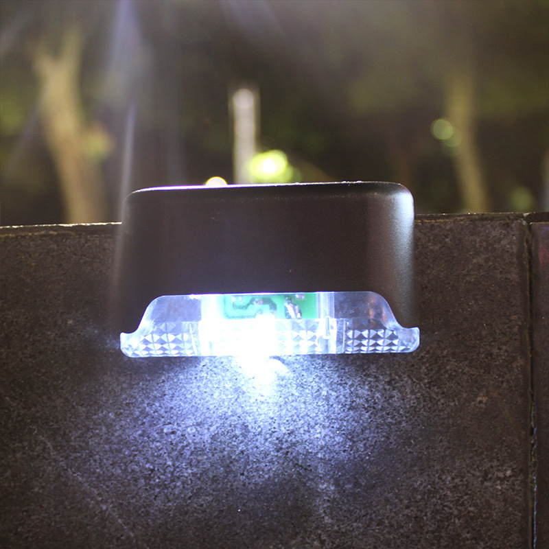 Solar-powered step lights, outdoor courtyard lights, railing lights, step lights, fence lights, decorative staircase lights, wall fence lights Application Scenario