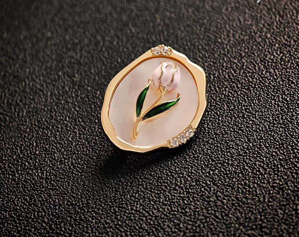 High-end and exquisite tulip mother-of-pearl brooch with anti-glare neckline Application Scenario