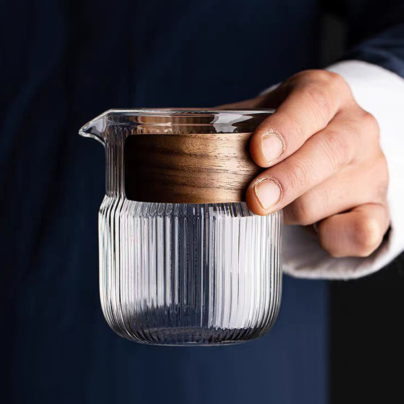 Household tea sea uniform cup, vertical pattern high borosilicate glass with heat insulation wooden frame, eagle beak fair cup for tea brewing and distribution details Picture
