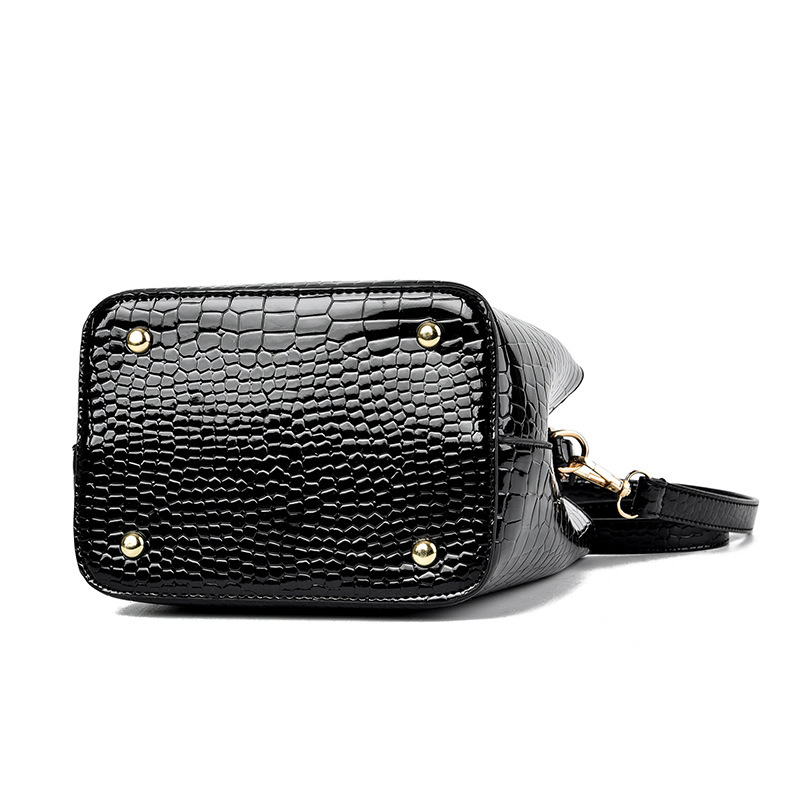 The 2022 new style of fashionable bucket bag for women from foreign trade shiny leather Bag is high-end and elegant. It is a single-shoulder women's crossbody bag with crocodile pattern Application Scenario