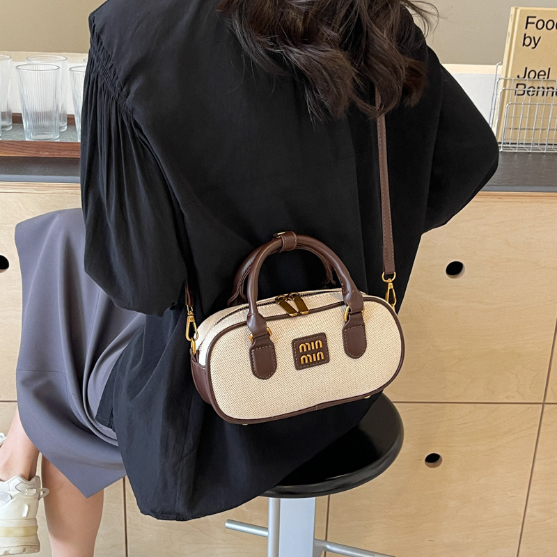 A retro Boston color-blocking hand-held pillow small bag for women, a new 2025 versatile and fashionable single-shoulder crossbody bag Application Scenario