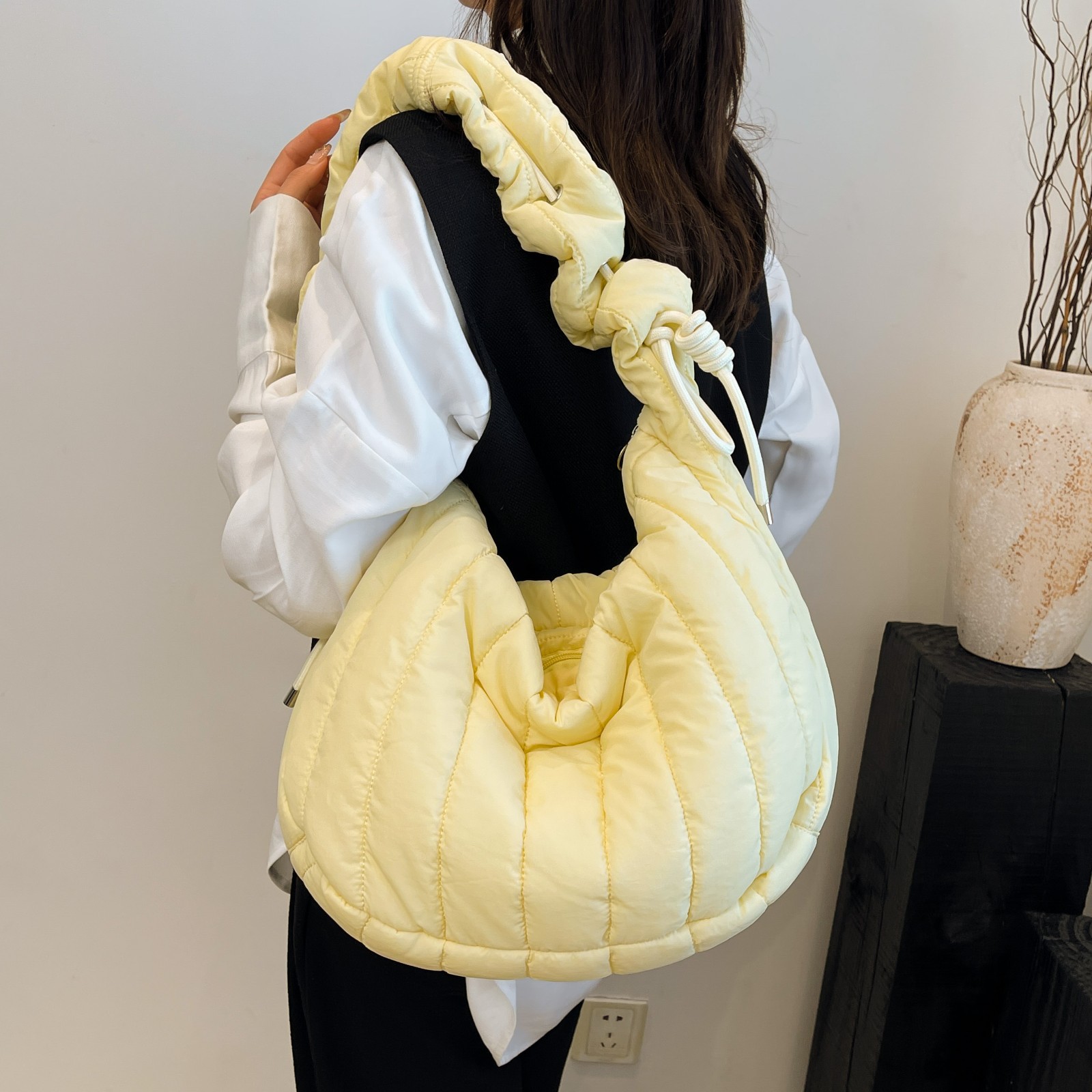 The 2024 new autumn and winter collection of cloud bags, women's pleated, unique, artistic, large-capacity tote bags, commuting cotton-padded jackets and crossbody bags are all trendy full figure