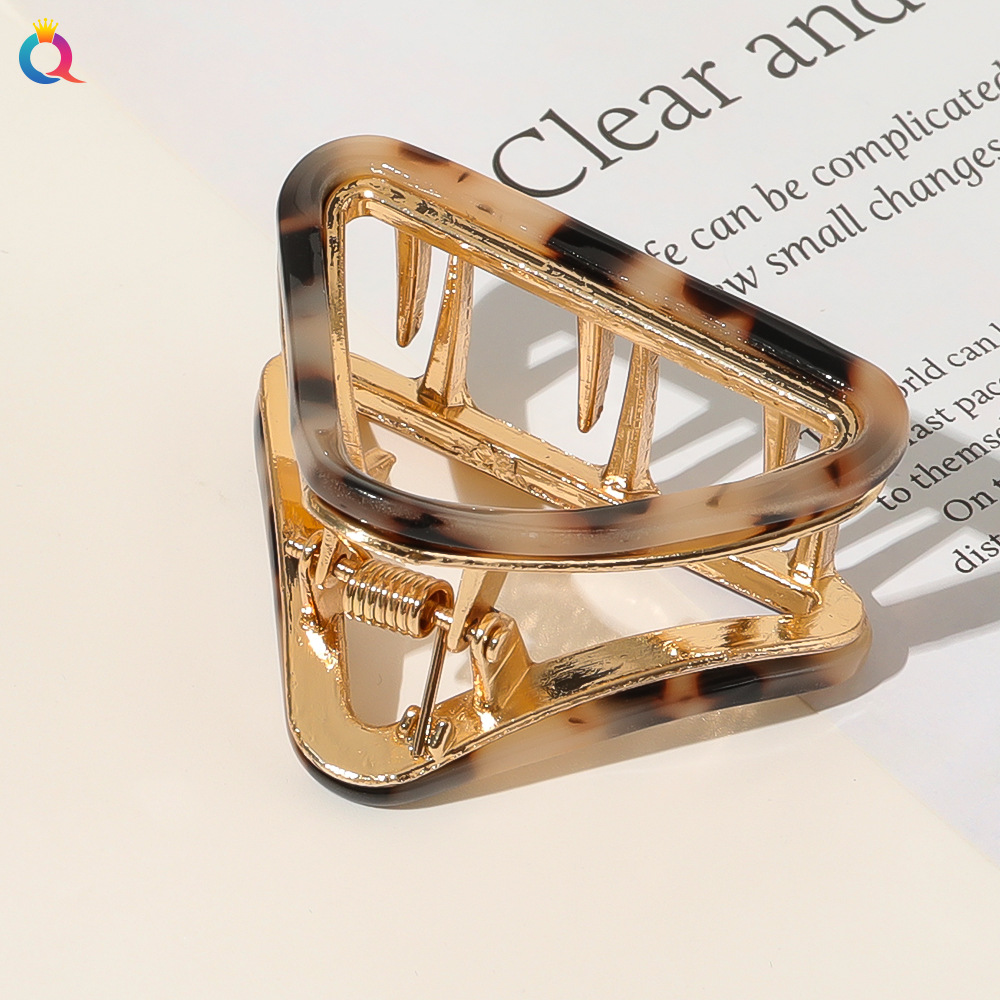 Qiyue Cross-border acetate alloy hair clip, Korean version of the popular medium-sized triangular hollowed-out updo hair clip for women Application Scenario