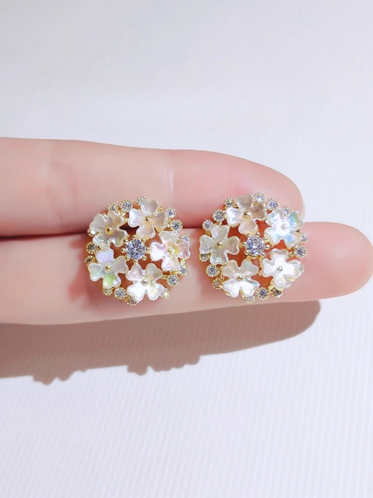 Xuhui brand exquisite and light luxury copper plated with real gold and zircon inlaid 925 silver needle shell flower stud earrings, fashionable and elegant full figure