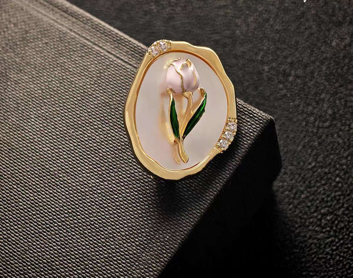 High-end and exquisite tulip mother-of-pearl brooch with anti-glare neckline details Picture