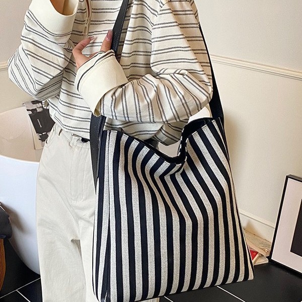 2025 Large-capacity fashionable single-shoulder women's striped fabric bag, new style for laid-back commuting, stylish color-blocking bucket bag Application Scenario