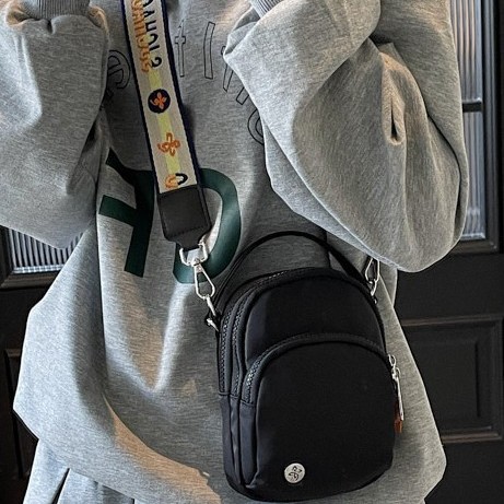 The new 2025 spring lightweight small bag with wide shoulder straps and multiple pockets is a versatile and casual crossbody bag for women Specification drawing