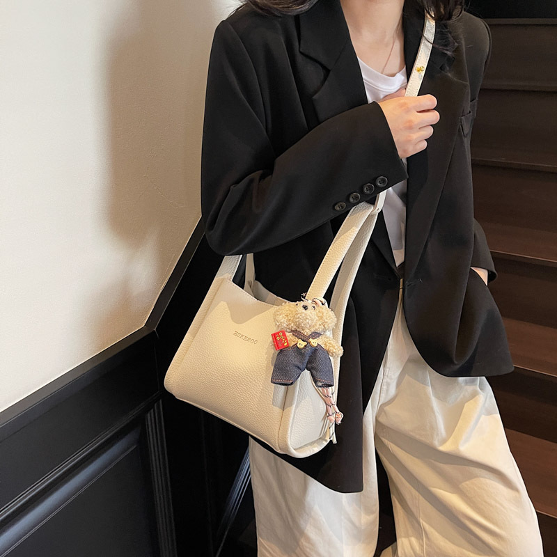The 2025 new style of the "Vegetable basket" handbag is a high-end, simple and versatile handbag that can be carried by hand. It is a high-quality commuting single-shoulder crossbody bag Application Scenario