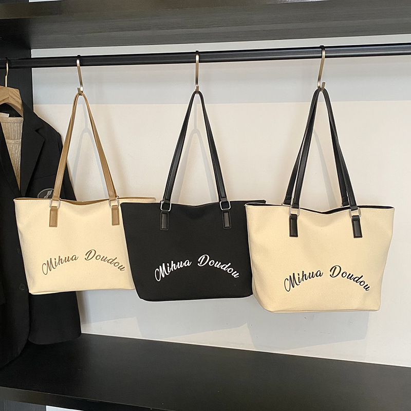 Bag Girl 2025 Summer New Student Korean version large capacity tote bag, simple single-shoulder bag, versatile letter underarm bag Application Scenario