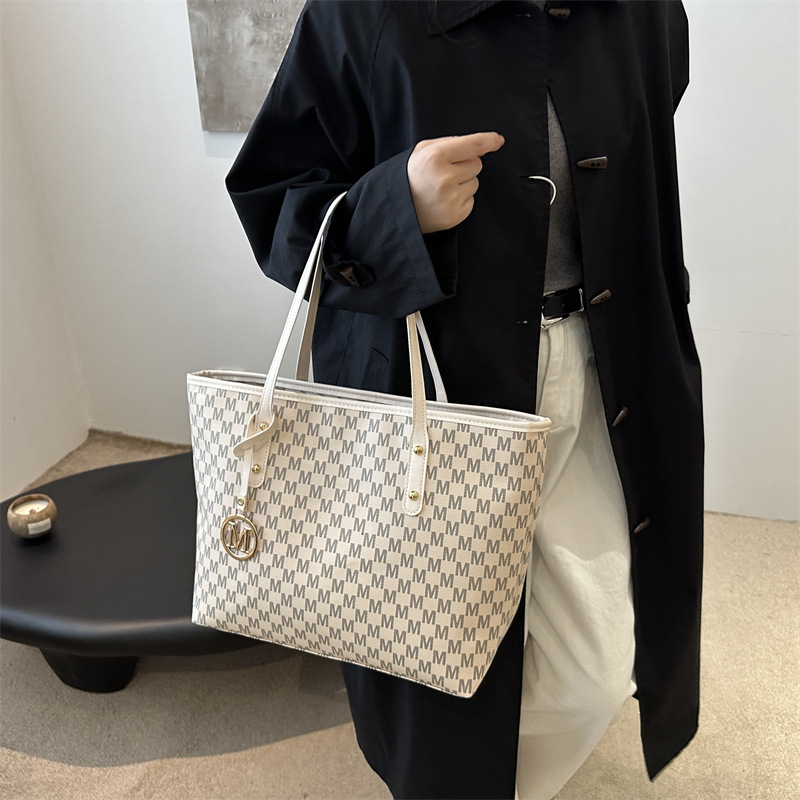 High-end commuter tote bag for women 2024 new autumn and winter fashion single-shoulder bag with large capacity handbag details Picture