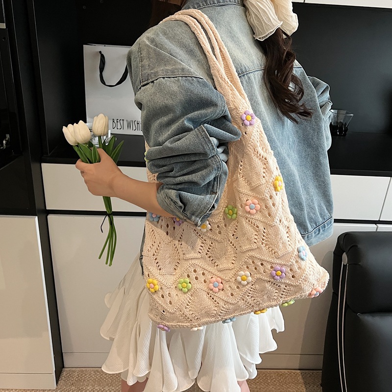 Hollowed-out fashionable woven large-capacity bucket bag for women 2025 new style fashionable lightweight bag, versatile single-shoulder bag details Picture