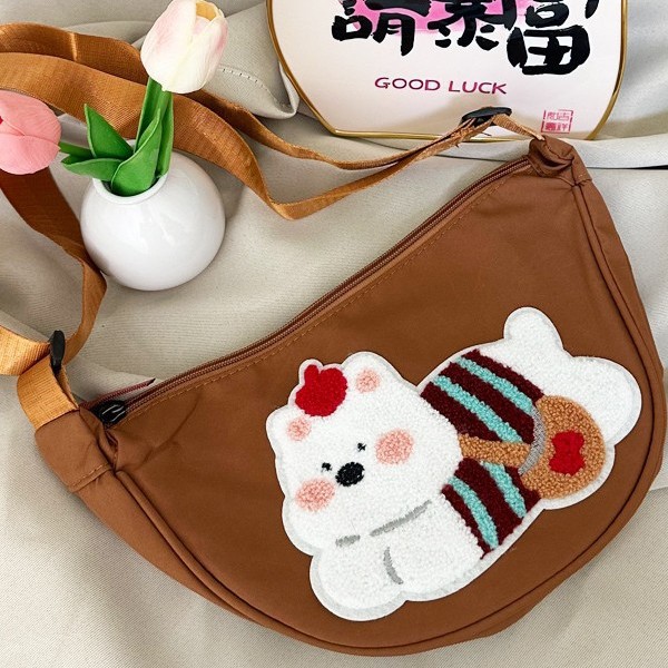 A new large-capacity Japanese-style cute bear crossbody bag with a cartoonish girl style dumpling bag and a student casual crescent-shaped crossbody bag full figure