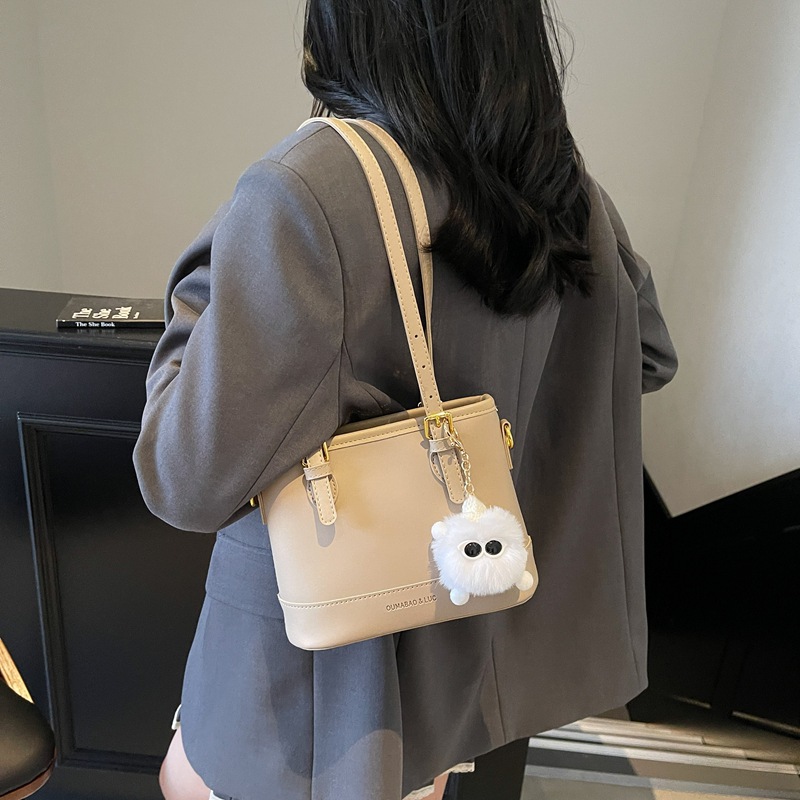 The 2025 new fresh and elegant solid color hand-held bucket bag, a fashionable and niche design for women, is a versatile single-shoulder crossbody bag details Picture