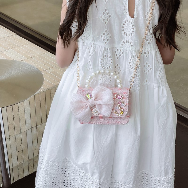 Crossbody bag, children's coin purse, small chanel-style pearl beaded fashionable handbag, bow, cute girls' children's bag Application Scenario