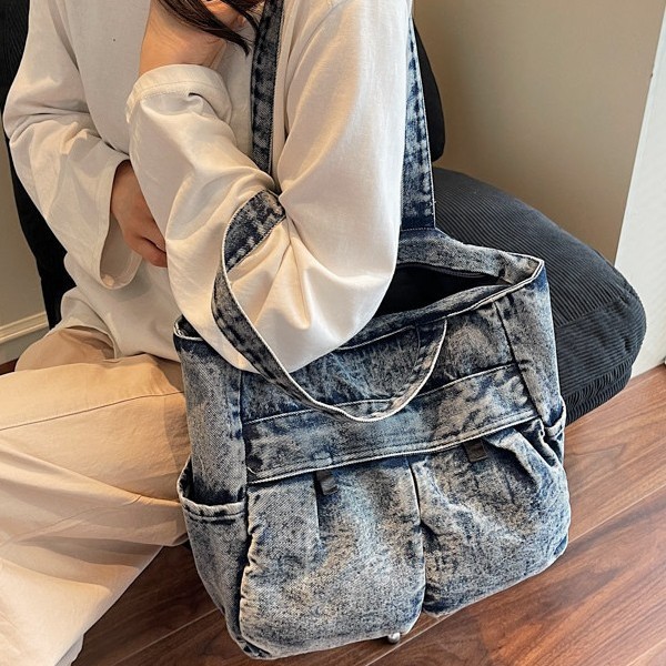 Large-capacity denim lightweight bag for women 2025 new casual design commuter tote bag, versatile pleated shoulder bag details Picture