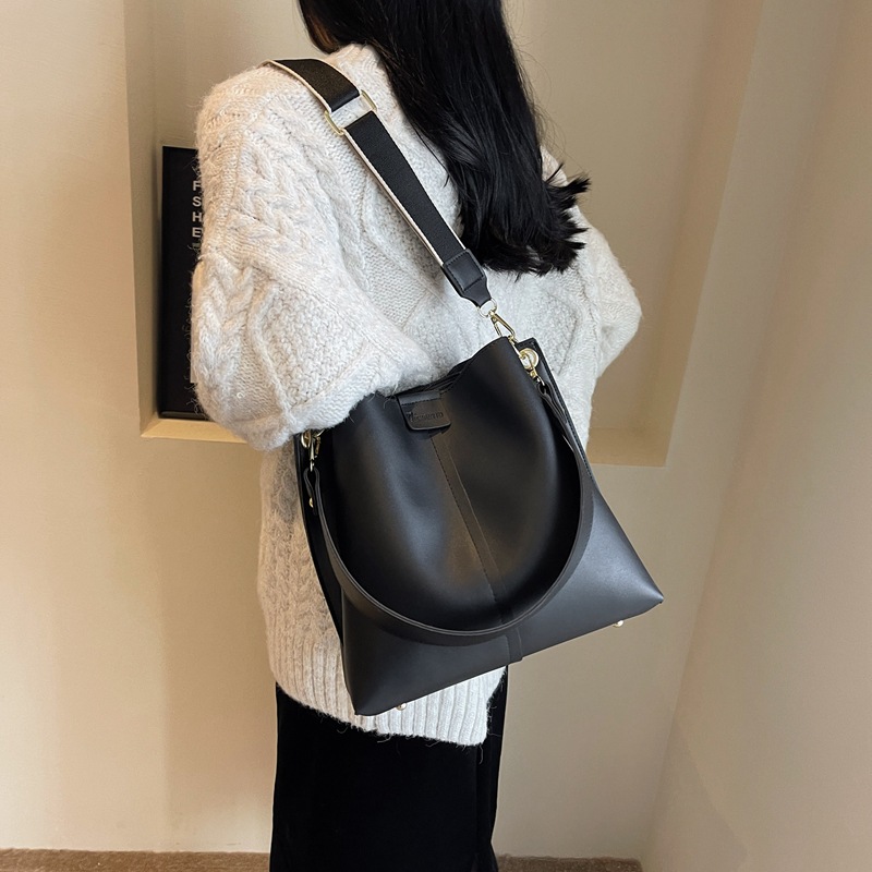 This is a new 2023 stylish and versatile bucket bag for ladies. It's a niche, high-end, and high-quality solid color single-shoulder bag for commuting Application Scenario