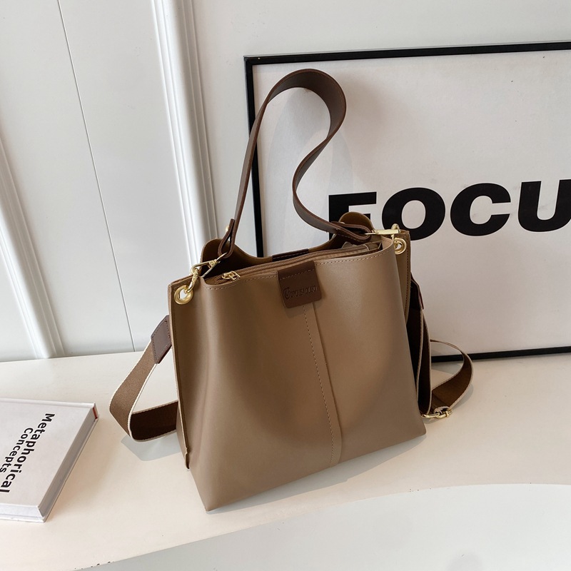 This is a new 2023 stylish and versatile bucket bag for ladies. It's a niche, high-end, and high-quality solid color single-shoulder bag for commuting full figure