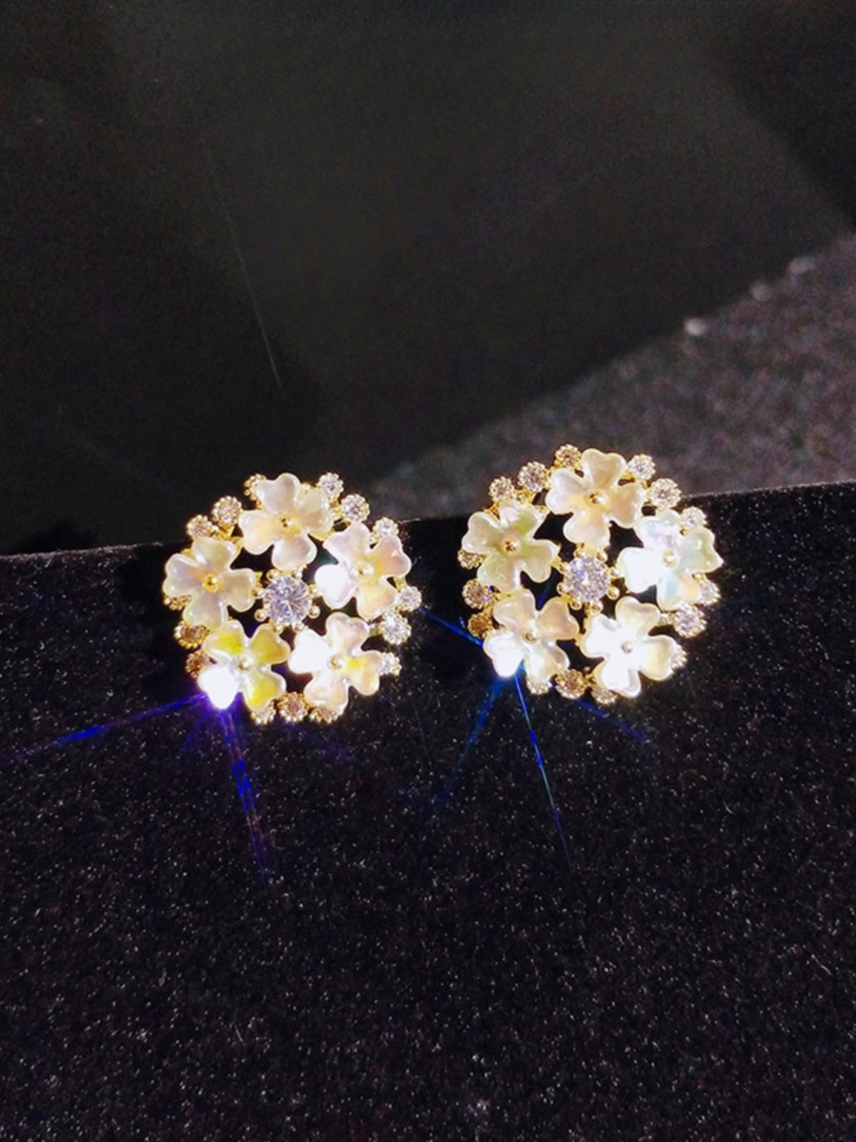 Xuhui brand exquisite and light luxury copper plated with real gold and zircon inlaid 925 silver needle shell flower stud earrings, fashionable and elegant Specification drawing