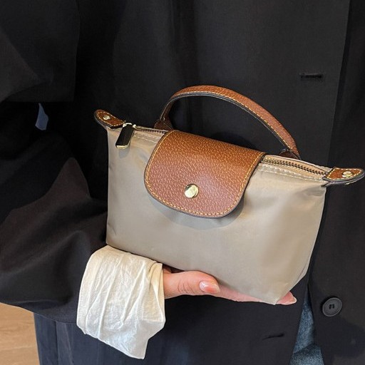 The new 2024 mini hand-held dumpling bag for women, made of nylon fabric, is a high-end nylon fabric single-shoulder crossbody phone bag Application Scenario