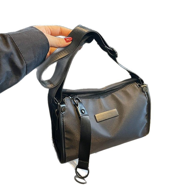 A new large-capacity, niche European and American fashion crossbody handbag with a solid color design and a unisex casual crossbody bag Item Picture