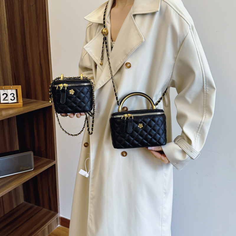 Retro hand-held fashionable bucket bag for women, 2024 new style Chanel-style diamond-shaped chain shoulder bag, versatile crossbody bag Application Scenario