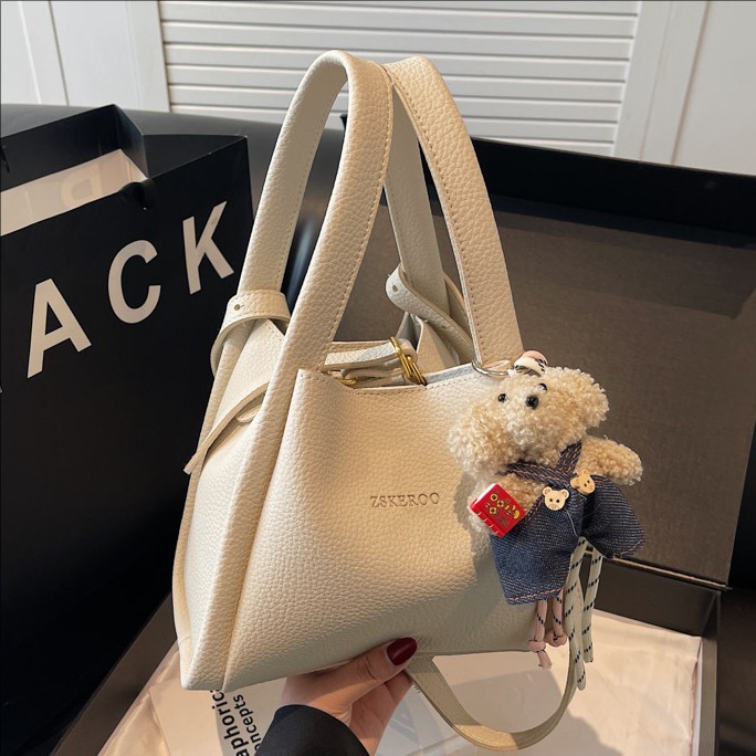 The 2025 new style of the "Vegetable basket" handbag is a high-end, simple and versatile handbag that can be carried by hand. It is a high-quality commuting single-shoulder crossbody bag full figure