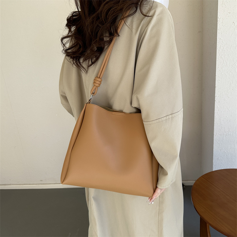 Commuting large-capacity fashionable solid-color mother-and-child bag, women's commuting quality single-shoulder bag, women's 2023 winter bucket bag details Picture