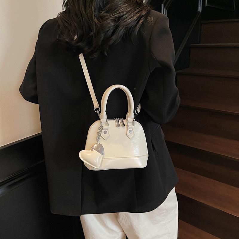 Stylish and fashionable hand-held shell bag for women, a new summer 2025 simple single-shoulder bag, a trendy and casual niche crossbody bag Application Scenario