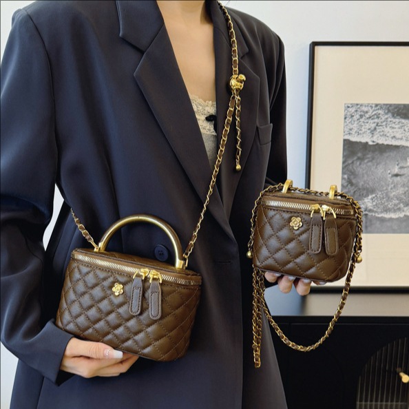 Retro hand-held fashionable bucket bag for women, 2024 new style Chanel-style diamond-shaped chain shoulder bag, versatile crossbody bag details Picture