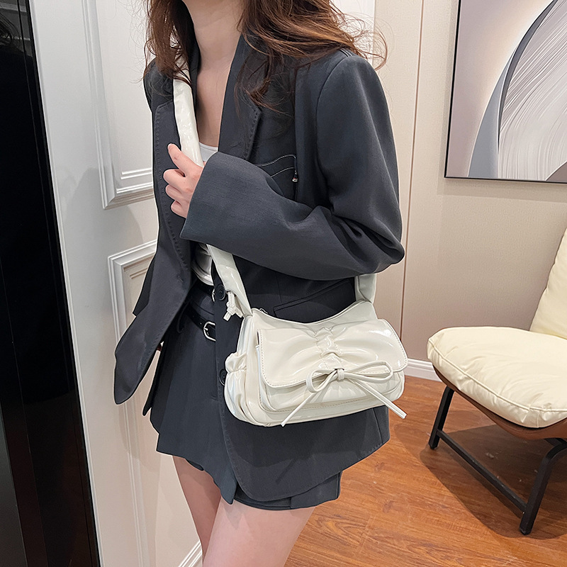 A niche pleated bow underarm bag for women in 2025, a trendy and fashionable single-shoulder bag with a high-end feel and versatile crossbody Application Scenario