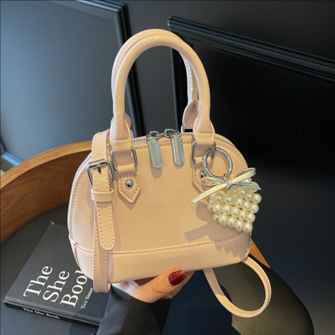 A fashionable solid color, simple and versatile hand-held shell bag for women, a new 2025 light luxury, niche and high-end single-shoulder crossbody bag full figure