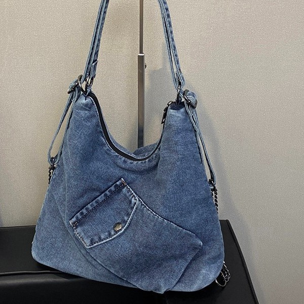 A laid-back washed denim tote bag for women, a new hot girl handbag that catches the eye, a retro large-capacity single-shoulder bag details Picture