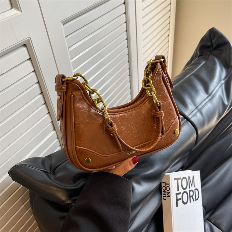 The 2023 new niche hand-held chain baguette underarm bag is a high-end and versatile single-shoulder crossbody bag for commuting Specification drawing