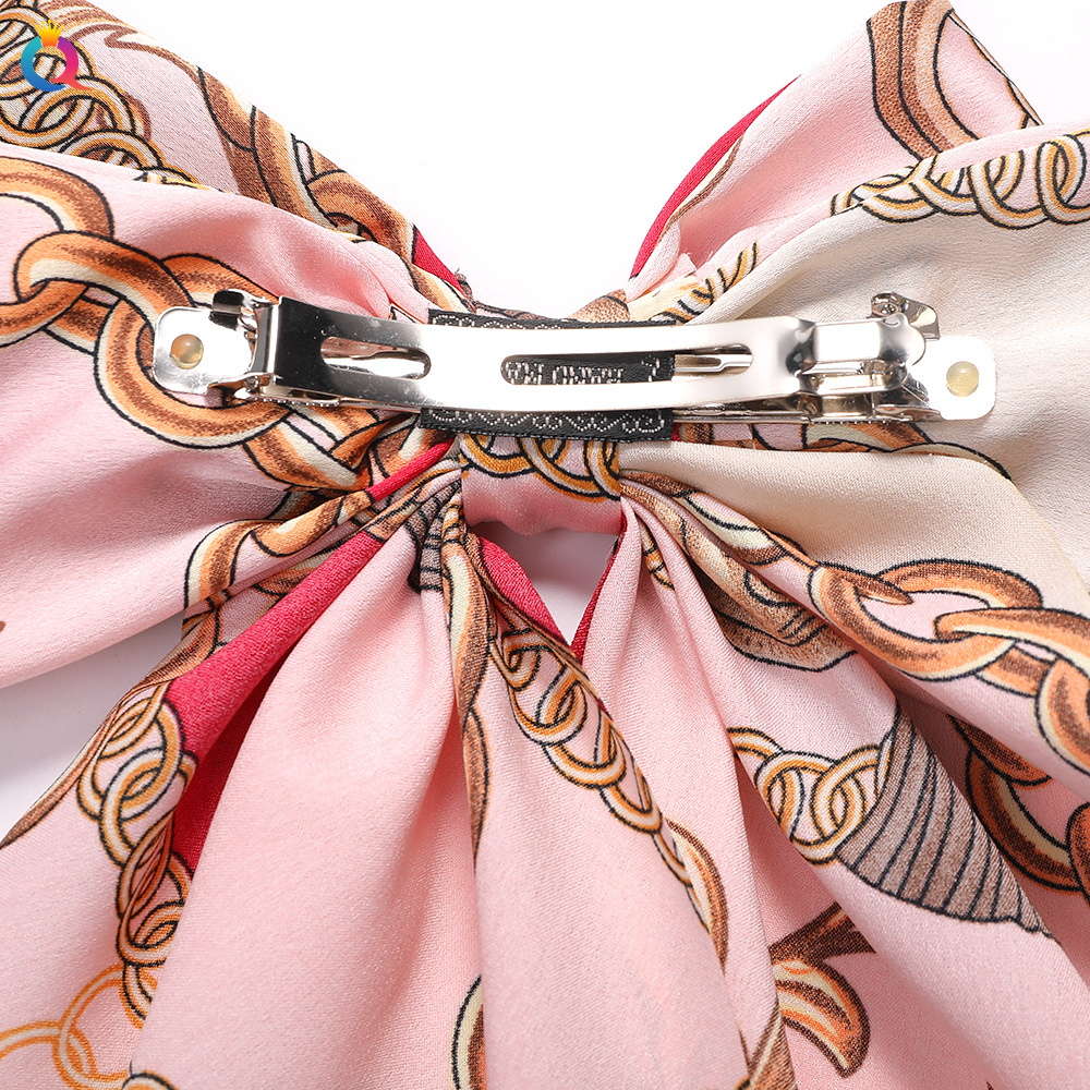 The new Qiyue Korean version chain bow ribbon hair clip is simple and elegant. It is made of silk and features a spring clip at the back of the head for women Application Scenario