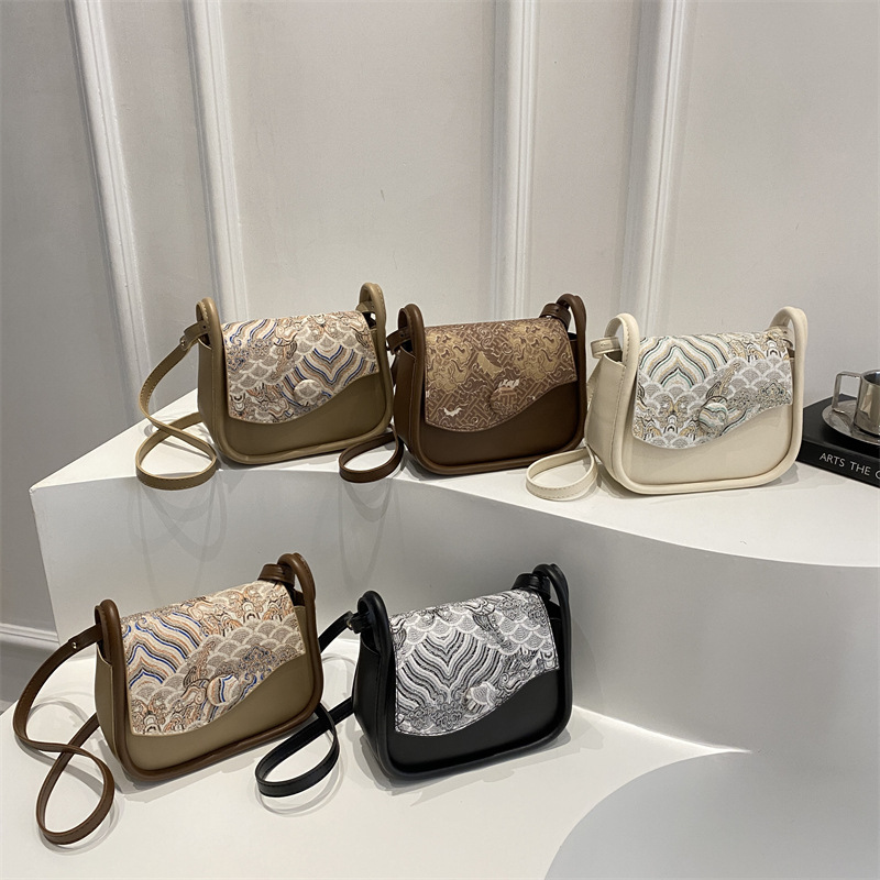 This is a small, lightweight square bag with a Chinese style, hand-held and crossbody design. It is a retro women's bag with a high-end feel Application Scenario