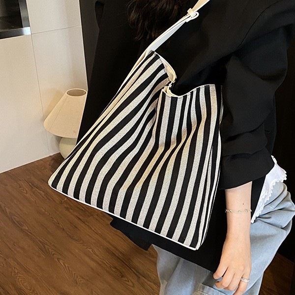 2025 Large-capacity fashionable single-shoulder women's striped fabric bag, new style for laid-back commuting, stylish color-blocking bucket bag Specification drawing