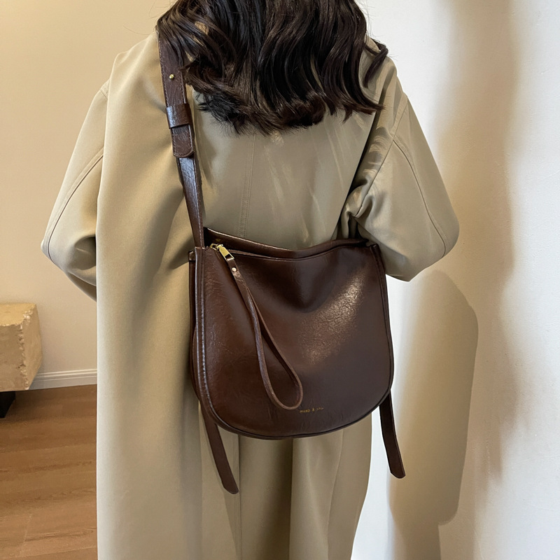 Bag Girl 2023 New Niche large-capacity soft leather underarm tote bag, a high-end casual and laid-back crossbody bag Application Scenario