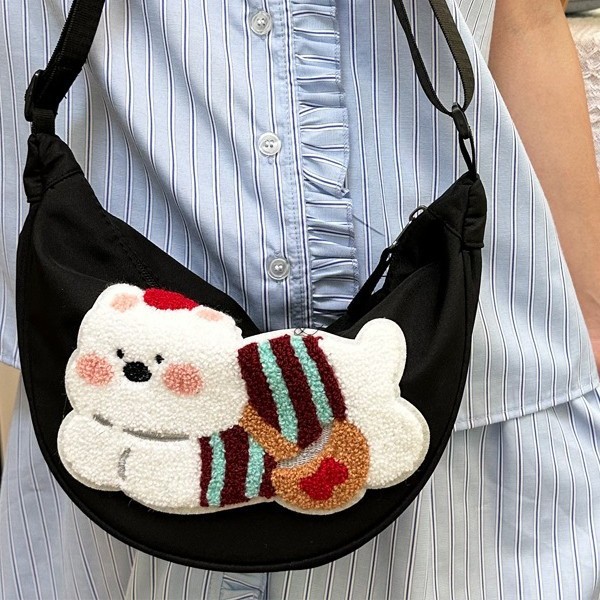 A new large-capacity Japanese-style cute bear crossbody bag with a cartoonish girl style dumpling bag and a student casual crescent-shaped crossbody bag Application Scenario