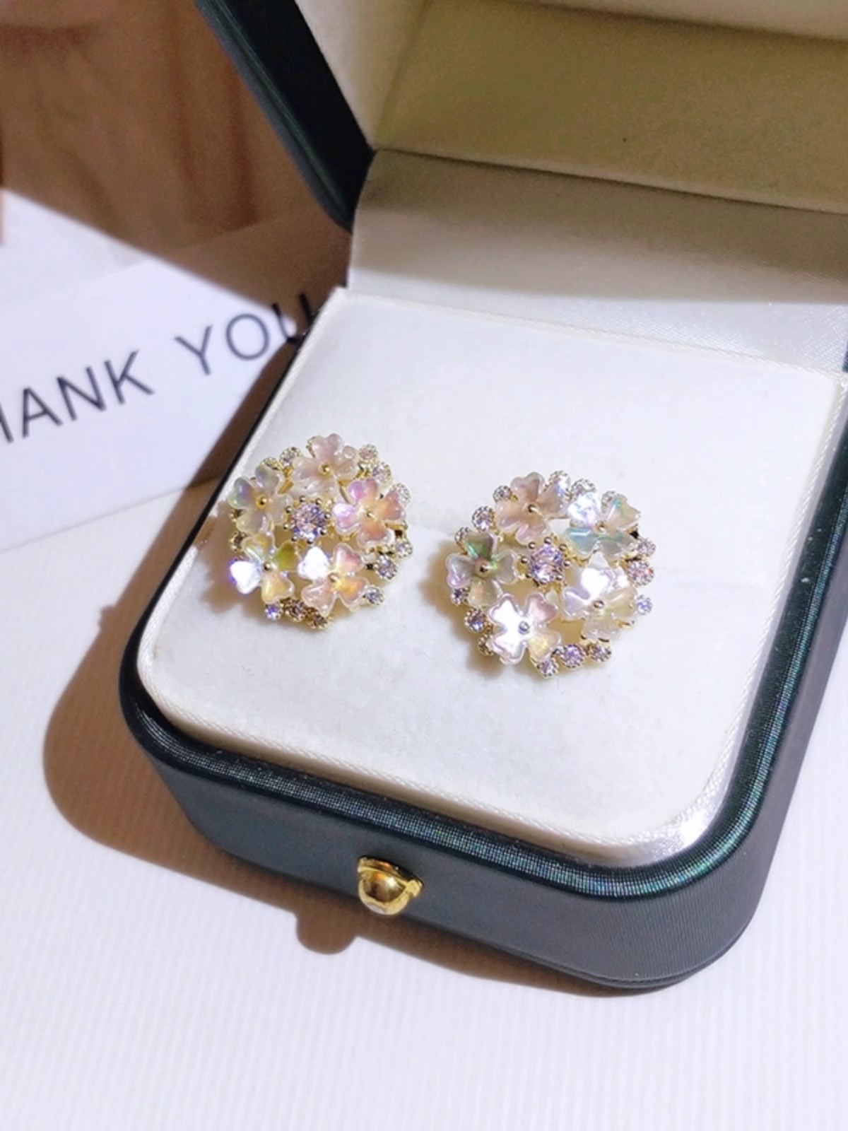 Xuhui brand exquisite and light luxury copper plated with real gold and zircon inlaid 925 silver needle shell flower stud earrings, fashionable and elegant details Picture