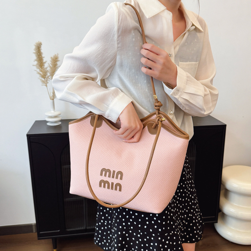 The 2025 new high-end and fashionable large-capacity tote bag for women features a contrasting color niche design and a trendy single-shoulder underarm bag details Picture