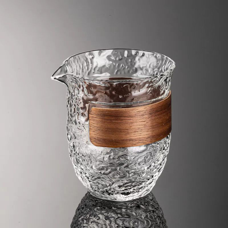 Household tea sea uniform cup, vertical pattern high borosilicate glass with heat insulation wooden frame, eagle beak fair cup for tea brewing and distribution Specification drawing