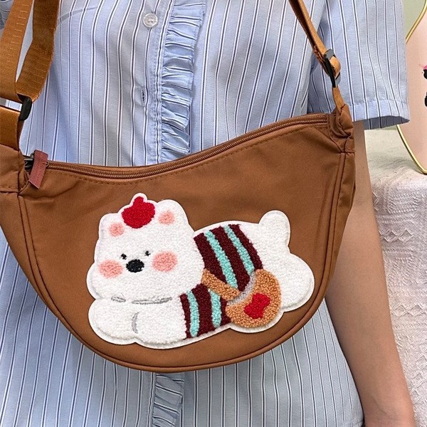 A new large-capacity Japanese-style cute bear crossbody bag with a cartoonish girl style dumpling bag and a student casual crescent-shaped crossbody bag details Picture